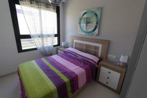 een kleine slaapkamer met een bed en een raam bij Mil Palmeras 4210 in Torre de la Horadada