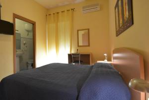 A bed or beds in a room at Dependance La Mouette