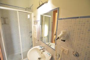 A bathroom at Dependance La Mouette