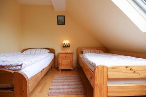 two twin beds in a room with a window at Ferienwohnung Schäfer in Dehringhausen