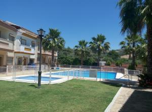une villa avec une piscine et des palmiers dans l'établissement Encantadora Casita Santa Catalina, à Benaoján