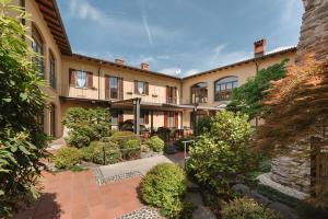 an exterior view of a building with a courtyard at La Corte di Lurago in Lurago D'Erba 