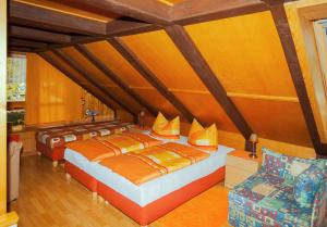 シュタット・ヴェーレンにあるFerienwohnung Gottlöberの木製の天井のベッドルーム1室(ベッド2台付)