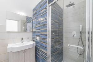 a bathroom with a sink and a shower at Incentro in Gallipoli