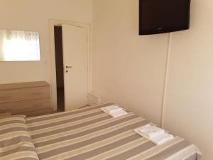 キオッジャにあるAppartamento al Lungomareのベッドルーム1室(ベッド1台、タオル2枚付)