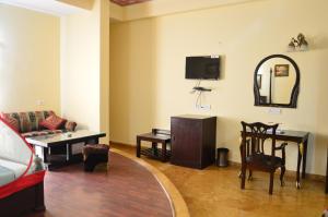 齋浦爾的住宿－阿梅爾觀景酒店，带沙发、桌子和镜子的客厅