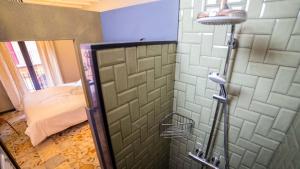 Koupelna v ubytování Groc Rooms