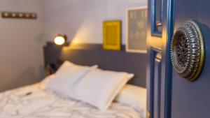 Postel nebo postele na pokoji v ubytování Groc Rooms