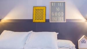 Postel nebo postele na pokoji v ubytování Groc Rooms
