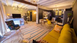 A television and/or entertainment centre at Groc Rooms