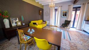 A seating area at Groc Rooms