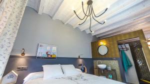 Postel nebo postele na pokoji v ubytování Groc Rooms