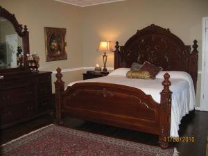 Кровать или кровати в номере Inn at the Olde Silk Mill