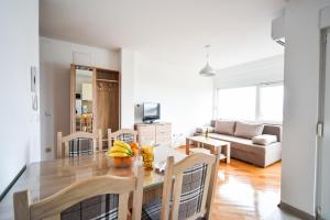 eine Küche und ein Wohnzimmer mit Tisch und Stühlen in der Unterkunft Apartments Dream in Nin