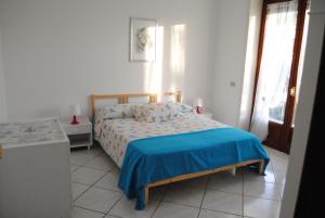 una camera con un letto e una coperta blu di Villa Gentile ad Acciaroli