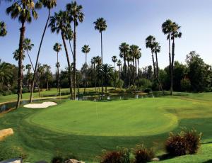 Blick auf einen Golfplatz mit Palmen in der Unterkunft Pacific Palms Resort and Golf Club in La Puente