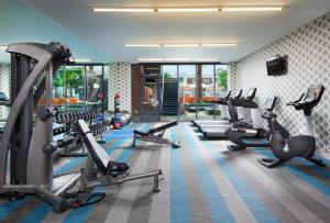 - une salle de sport avec plusieurs tapis de course et appareils de cardio-training dans l'établissement Aloft El Segundo - Los Angeles Airport, à El Segundo