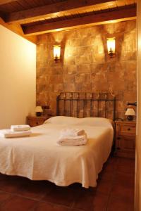 a bedroom with a bed with towels on it at El Teñao in Navamorisca