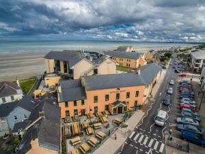una vista aerea di una città con l'oceano di Reddans of Bettystown Luxury Bed & Breakfast, Restaurant and Bar a Bettystown