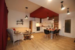 un soggiorno e una cucina con divano e tavolo di Apartman Delux Brkić a Lozovac
