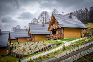 drewniany dom z ścieżką przed nim w obiekcie Domki u Piotra w Solinie +16 zdjęć