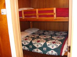 - une chambre avec 2 lits superposés dans l'établissement Perch Inn Cabin, à Phelps