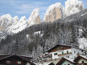 A general mountain view or a mountain view taken from Az apartmant