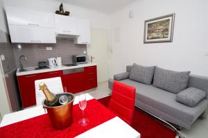 ein Wohnzimmer mit einer Flasche Champagner auf dem Tisch in der Unterkunft Apartment Sabioncello in Split