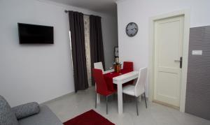 Televízia a/alebo spoločenská miestnosť v ubytovaní Apartment Sabioncello