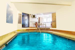 Bazén v ubytování Hotel Colón nebo v jeho okolí