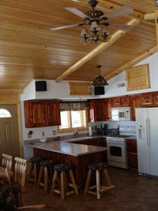 - une cuisine avec un comptoir et un ventilateur de plafond dans l'établissement Walleye Inn Home, à Phelps