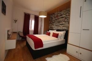 Llit o llits en una habitació de Apartman Delux Brkić