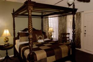 Säng eller sängar i ett rum på Old City House Inn and Restaurant