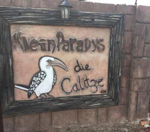 ein Schild an der Wand mit einem Vogel drauf. in der Unterkunft Klein Paradys Lodge - Polokwane in Polokwane