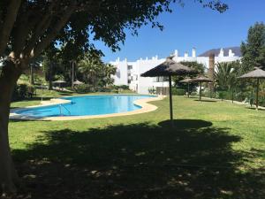 Poolen vid eller i närheten av Estepona Golf - Los Pintores