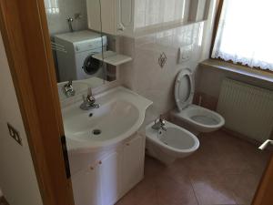 プレダッツォにあるGal28のバスルーム(洗面台、トイレ付)