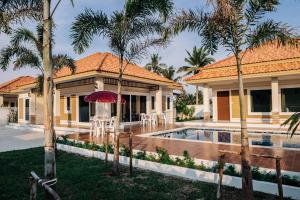 une villa avec piscine et une maison dans l'établissement The Legacy Huahin Pool Villa, à Hua Hin