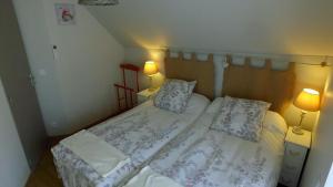 Ein Bett oder Betten in einem Zimmer der Unterkunft A l'Oree des Cazelles