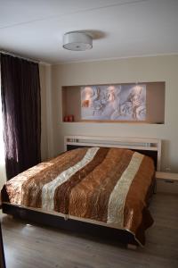 Un dormitorio con una cama grande en una habitación. en Mai 59 Apartment, en Pärnu