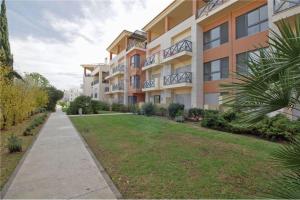un grand immeuble d'appartements avec une pelouse devant lui dans l'établissement Corcovada, Albufeira, Algarve, à Albufeira