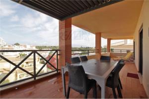 d'une table et de chaises sur un balcon avec vue. dans l'établissement Corcovada, Albufeira, Algarve, à Albufeira