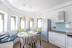 een keuken met een tafel en stoelen erin bij White Villas in Karavomylos
