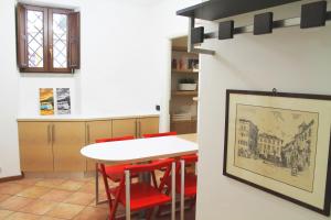 une salle à manger avec une table blanche et des chaises rouges dans l'établissement Il Parchetto, à Pérouse