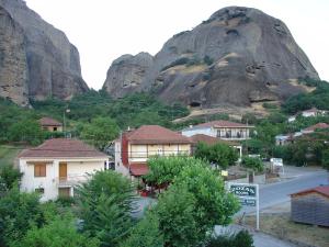 uma pequena cidade com uma montanha ao fundo em Zozas Rooms em Kalabaka