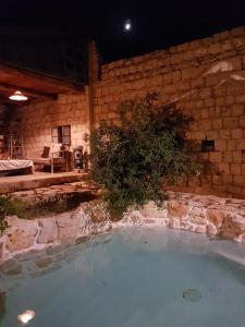 Hemdatya Stone Suites In The Galilee内部或周边的泳池