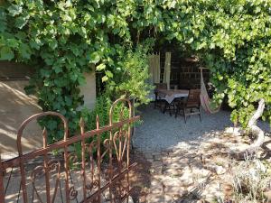 Hemdatya Stone Suites In The Galilee外面的花园