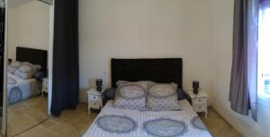 1 dormitorio con 1 cama grande y 2 mesitas de noche en T2 indépendant Le Beausset, en Le Beausset