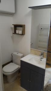 ル・ボーセにあるT2 indépendant Le Beaussetのバスルーム(トイレ、洗面台付)