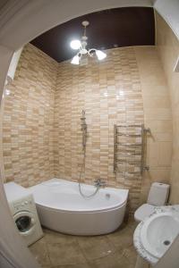 uma casa de banho com uma banheira, um WC e um lavatório. em Vip Apartment na Derebasovskoi em Odessa
