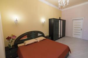 um quarto com uma cama e um lustre em Vip Apartment na Derebasovskoi em Odessa